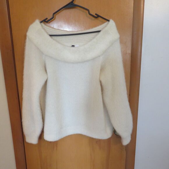 H & M Divided Cream Crop Sweater Top - Picture 1 of 6